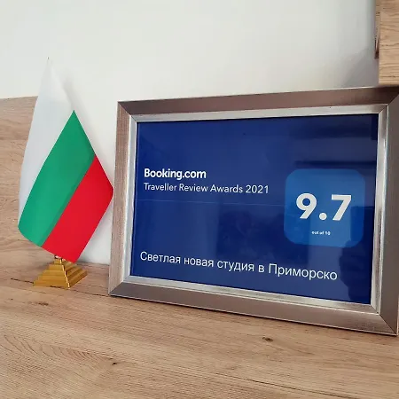 светлая новая студия в Апартаменты Приморско